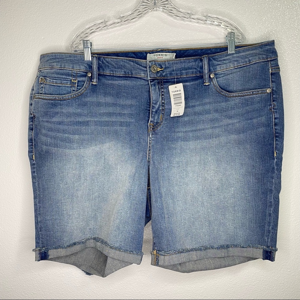 NWT Torrid 8” Cut Off True Blue Clean Denim Jean Shorts 24